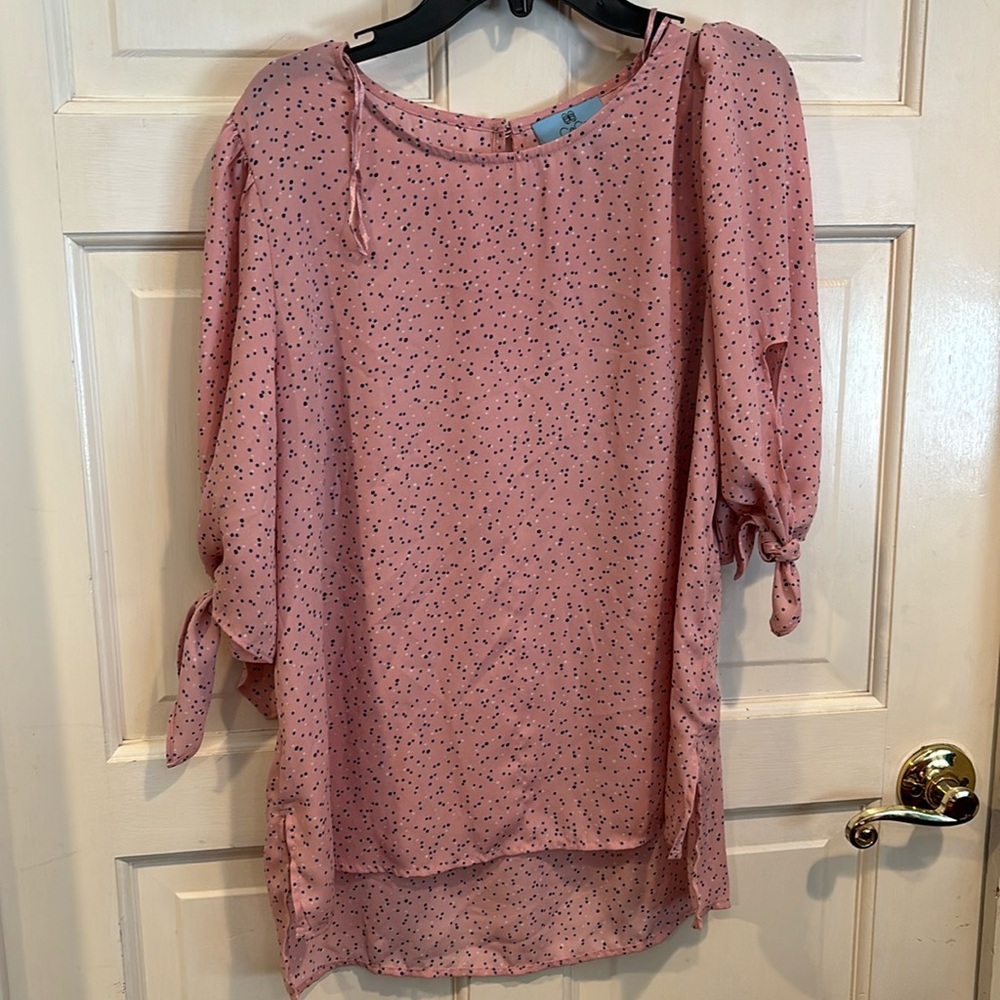 Cece top size medium high/low pink dot